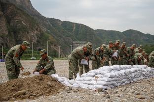 太细了……西媒：巴萨主场3-3，拉波尔塔赛后愤怒扔掉的小吃是春卷